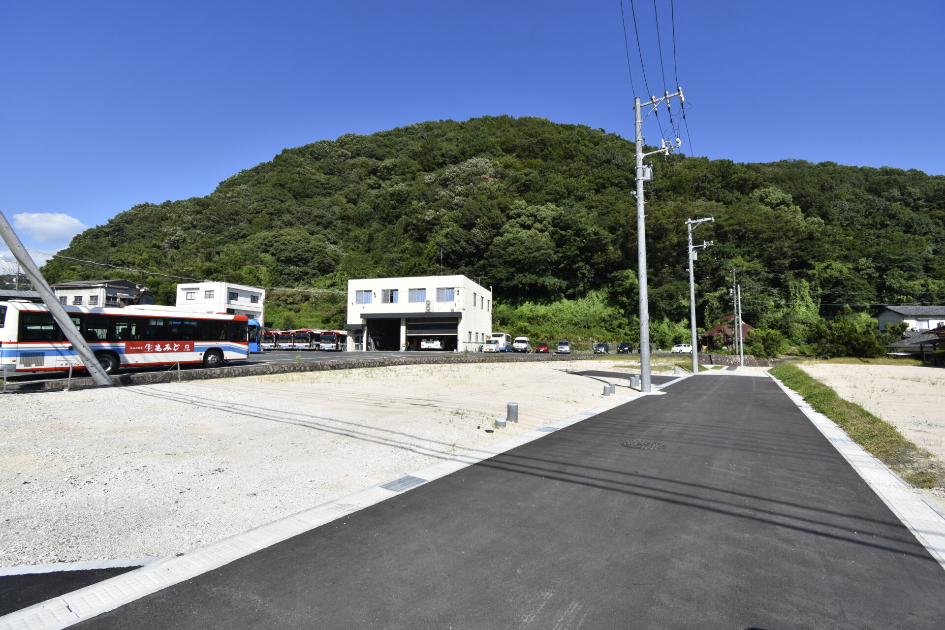 スーパーや電車、小学校などの利便性も良い立地です。