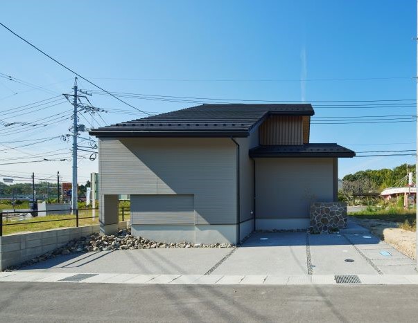 〈分譲住宅〉大屋根の和モダンな邸宅