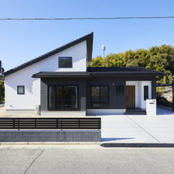 吹き抜けのある片流れ屋根の平屋